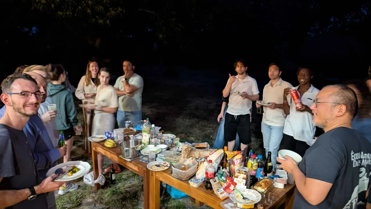 PXL_20260904_192501815 Pique-nique du vendredi soir, chacun a ramené quelque chose à partager