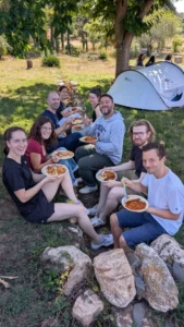 Repas du samedi midi dans le jardin du Dojo
