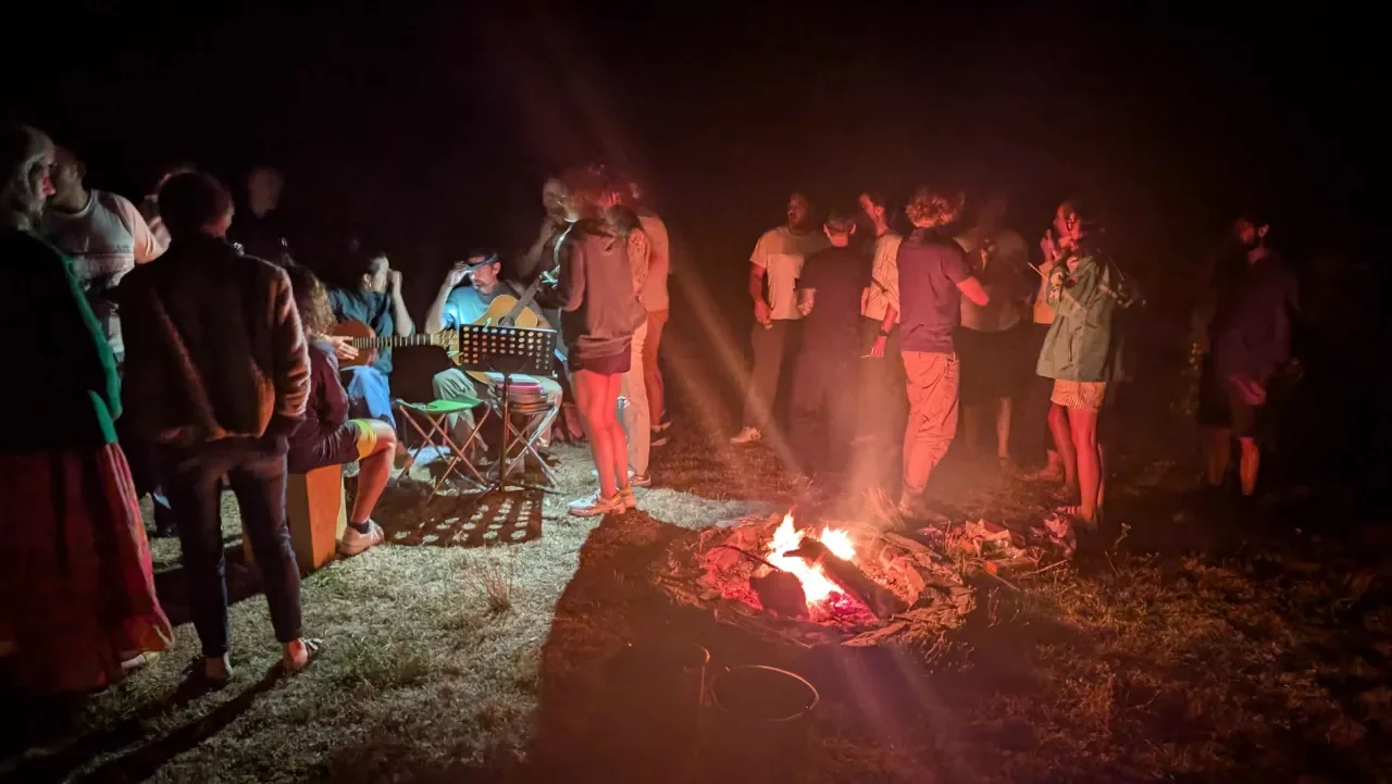 PXL_20260905_201623240 Chants et marshmallow autours du feu de camp samedi soir